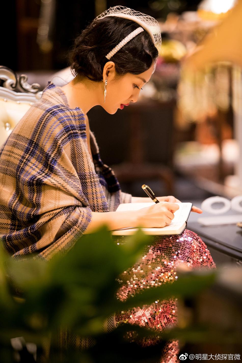 组图:王鸥复古造型化身民国绝美歌女 吊带亮片裙秀香肩美背