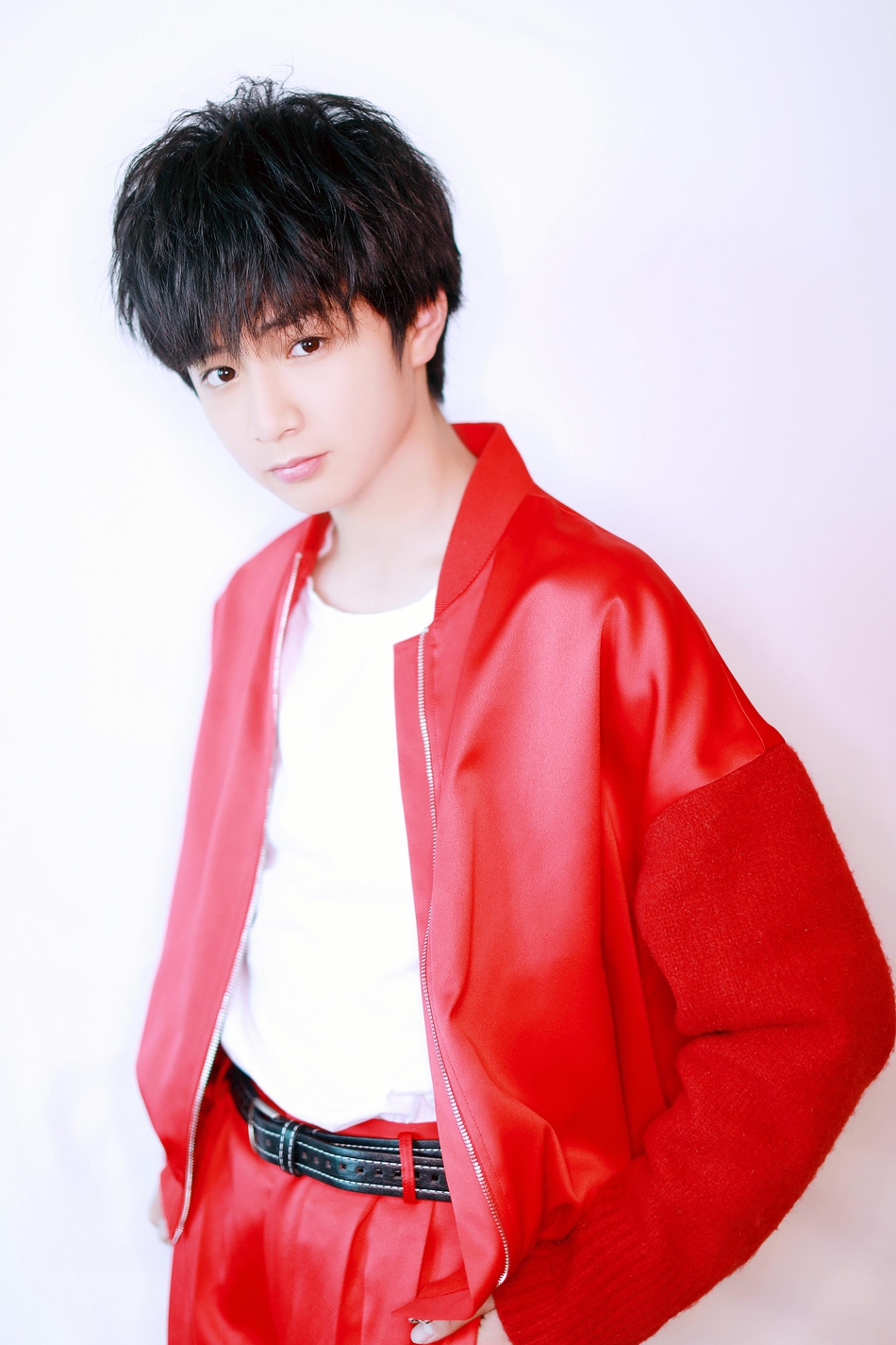 组图:台风少年团穿一身红色超喜庆 乖巧拜年少年感十足