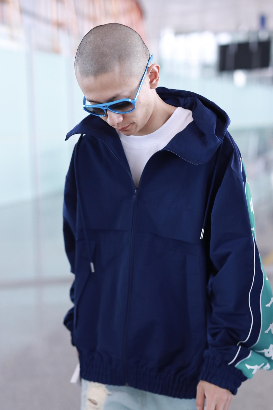 组图:张一山光头引全网p图逗趣十足 机场获保镖护驾吐舌耍帅