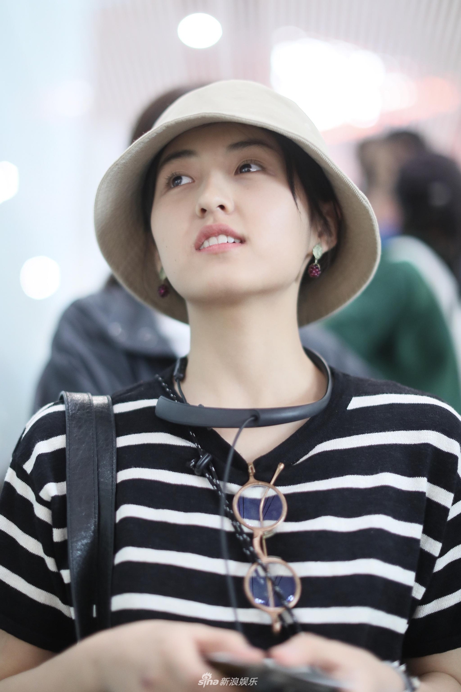 组图:张子枫戴渔夫帽文艺穿搭亮相 见镜头露温柔甜笑超可爱