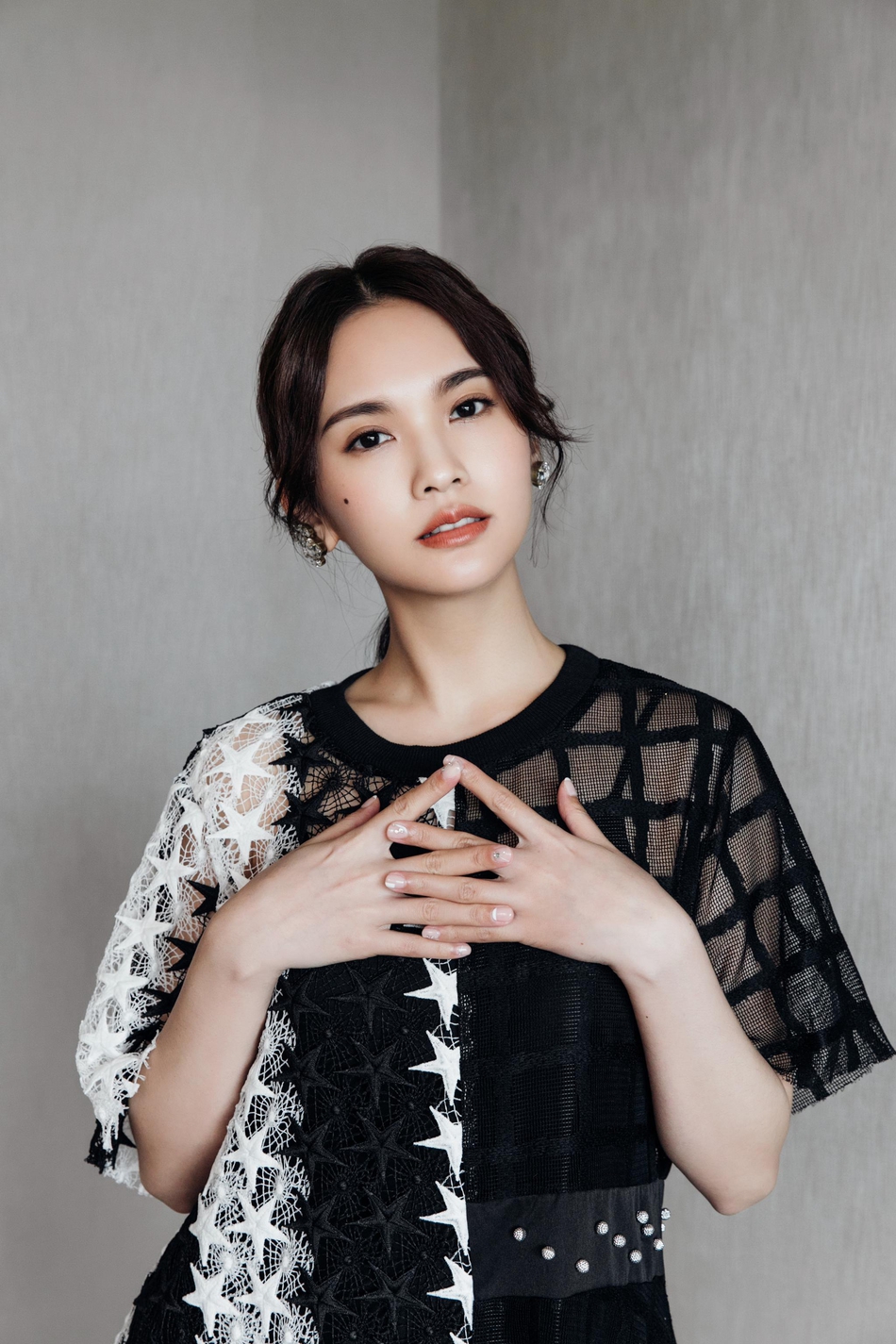 组图:杨丞琳星星镂空裙时尚性感 托腮嘟嘴俏皮灵动可爱满分