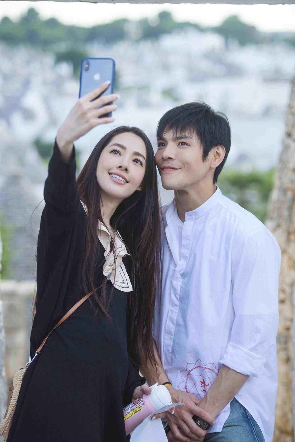 组图:向佐身穿白衬衫干净清爽 与郭碧婷自拍笑容满满超甜蜜