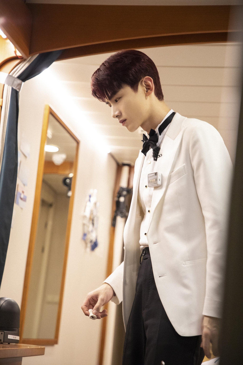 组图:白敬亭西装领结搭红发绅士帅气 黑框眼镜颇显斯文