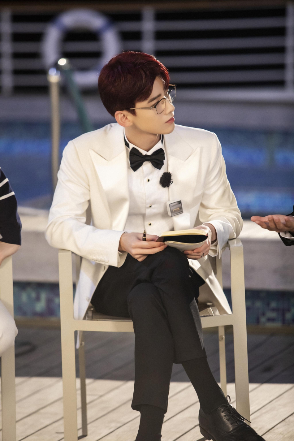 组图:白敬亭西装领结搭红发绅士帅气 黑框眼镜颇显斯文