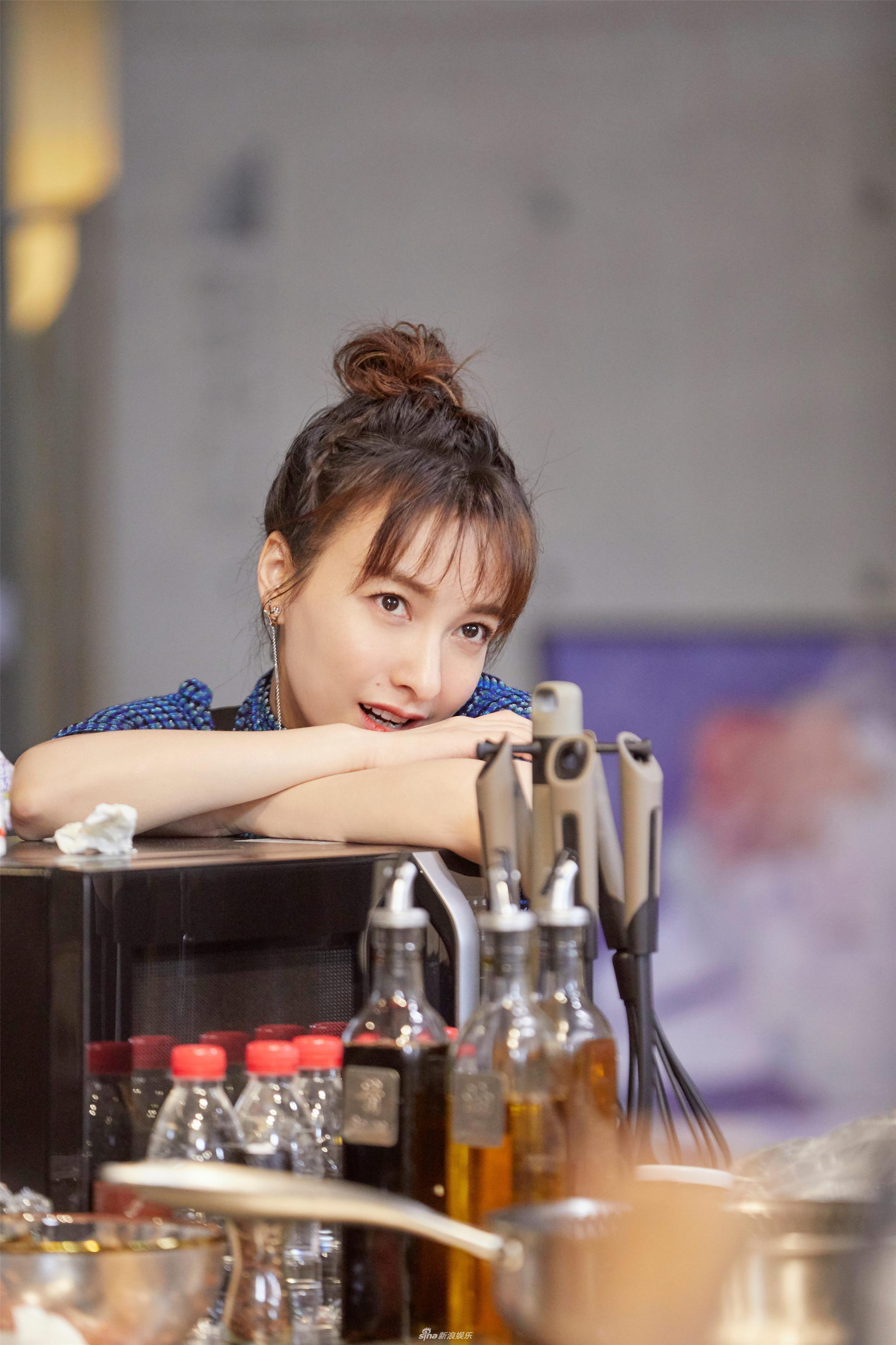 组图:吴昕自创闺蜜相亲妆 黑框眼镜搭雀斑造型反差极大