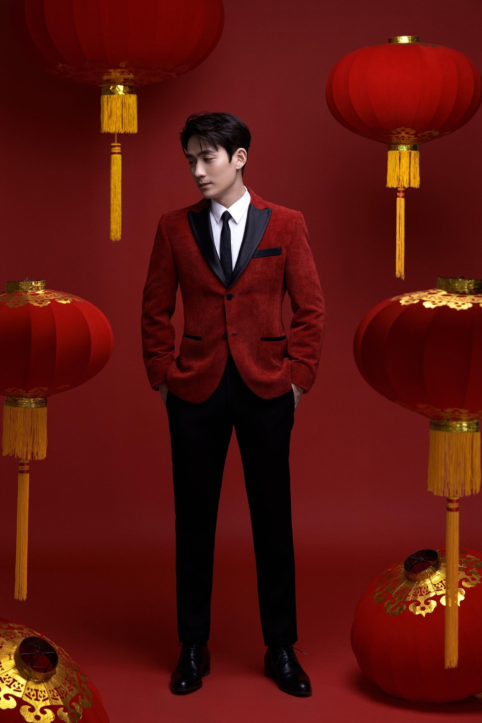 组图:朱一龙一身红色西装亮相春晚 鲜艳炙热十分应景年味儿足