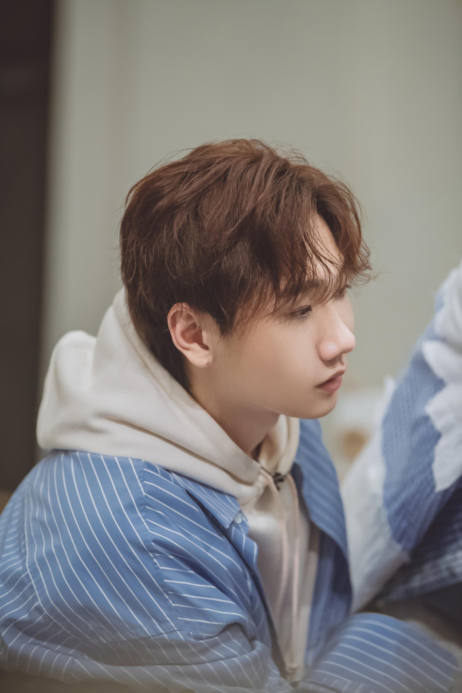 组图:汪苏泷卫衣搭条纹衬衫干净清爽 弹琴展现音乐人本色