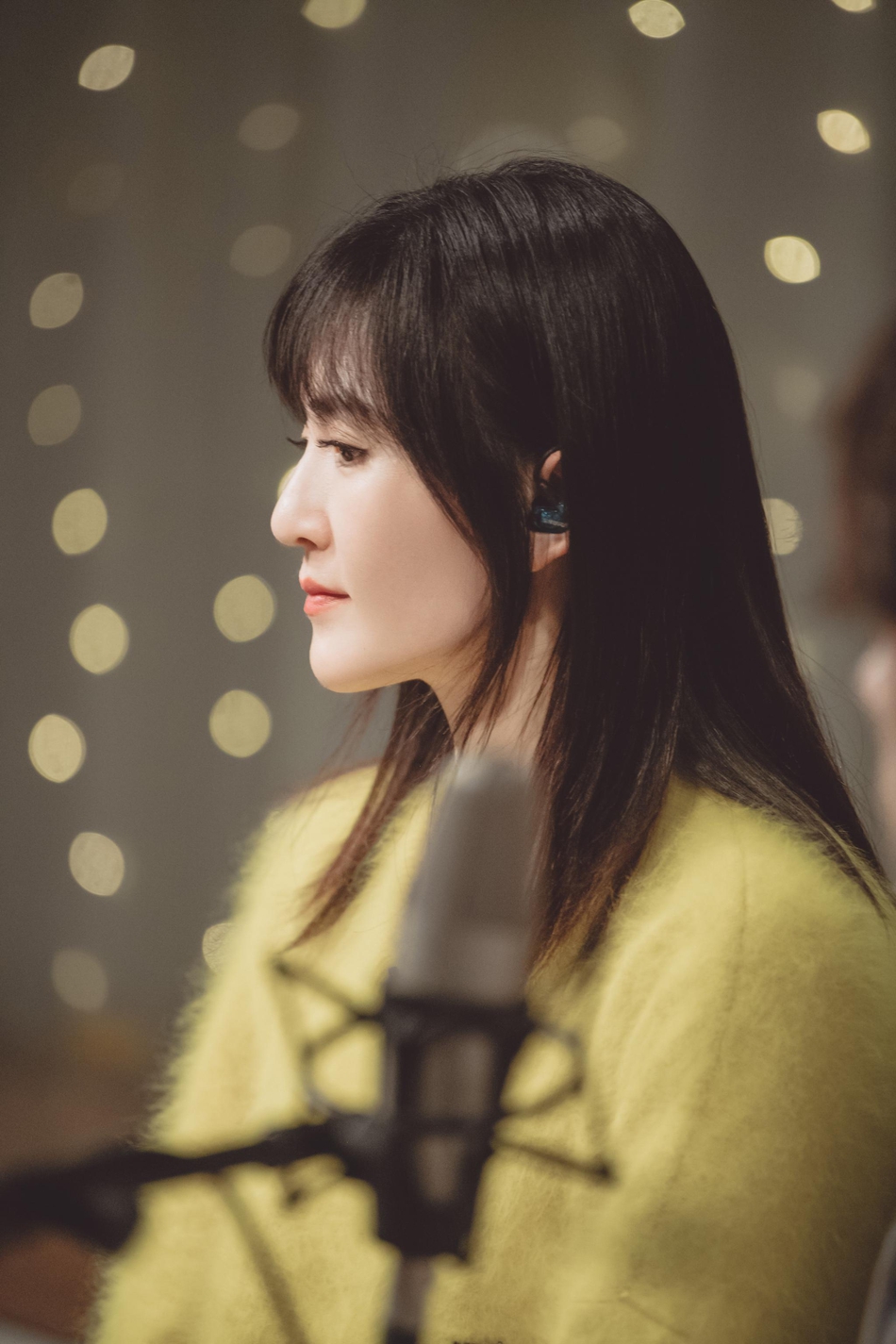 组图:谢娜着淡黄色毛衣活力满满 披肩长发知性大方笑容温暖治愈