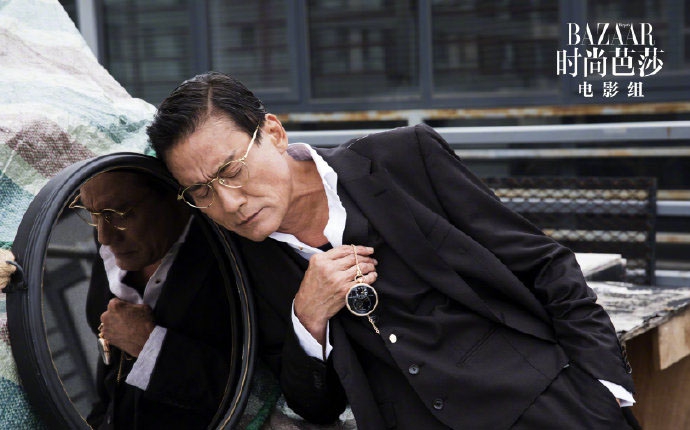 组图:梁家辉着风衣和西装拍摄杂志 风度翩翩金丝边眼镜显儒雅