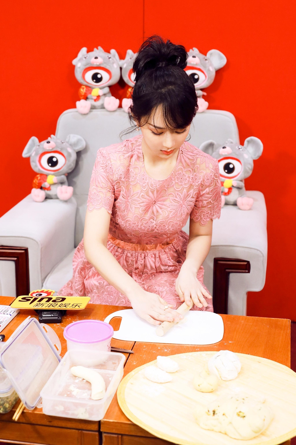 组图:杨紫身穿粉色镂空花朵连衣裙亮相专访 高马尾青春元气