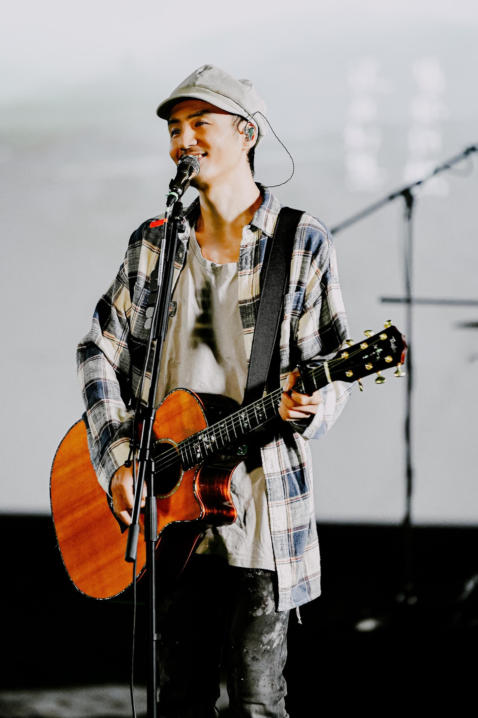 朴树吉他弹唱《生如夏花》眼神清澈动人_高清图集_新浪网