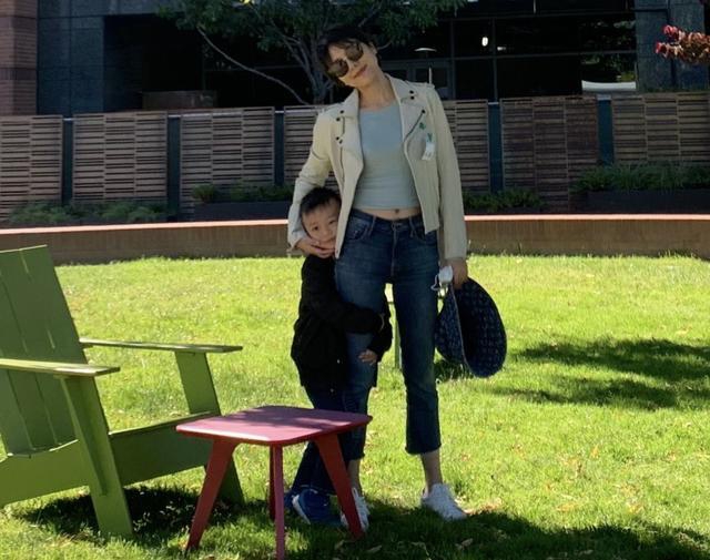 组图：汪涵儿子小沐沐近照曝光 对镜头摆pose看科技展hin认真