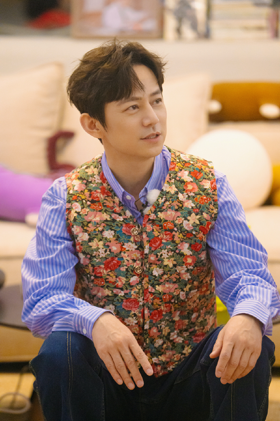 组图：《朋友请听好2》马栏坡大秀开场袁咏仪花棉袄造型亮眼第1张图片