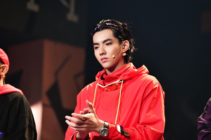 组图:吴亦凡哪吒彩色编发时尚不失可爱 身穿红衣活力十足_高清图集