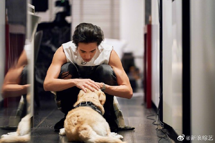 组图:萧亚轩黄皓甜蜜对视享受烛光晚餐 氛围温馨浪漫溢出屏幕