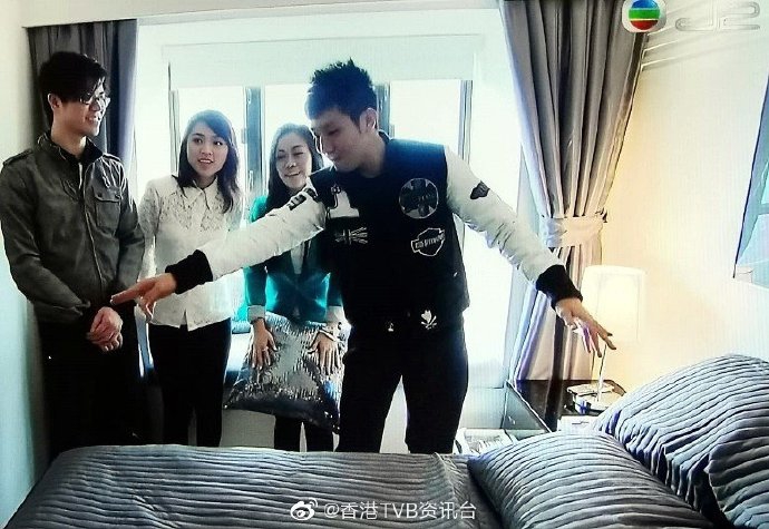 组图：复出在望？黄心颖风波后首现身TVB节目 表现轻松笑容满面