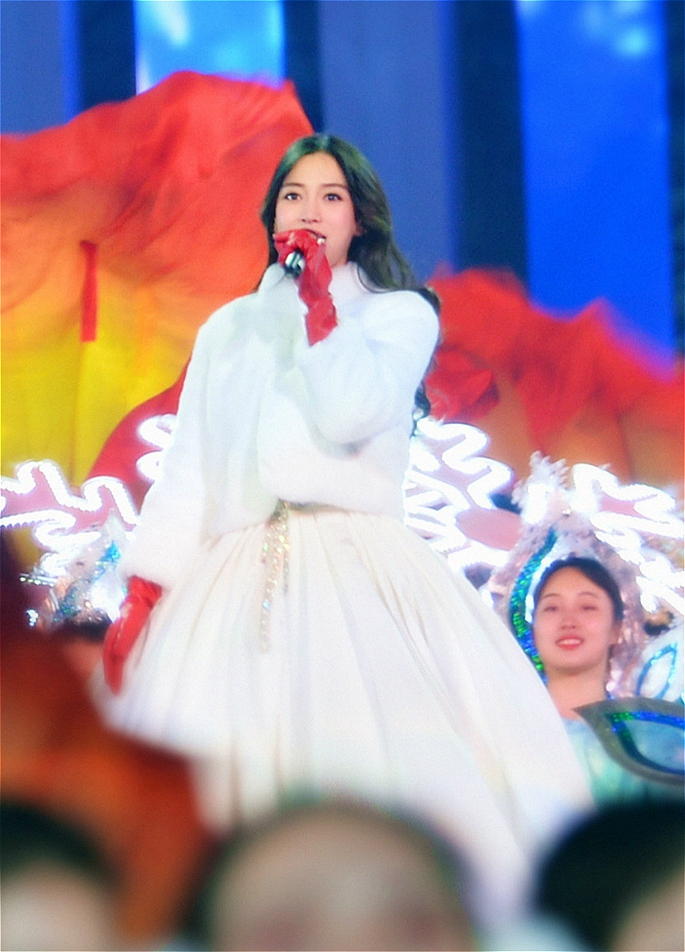 7 / 8 新浪娱乐讯 2月4日,2019年央视春晚进行时,angelababy与杨宗纬