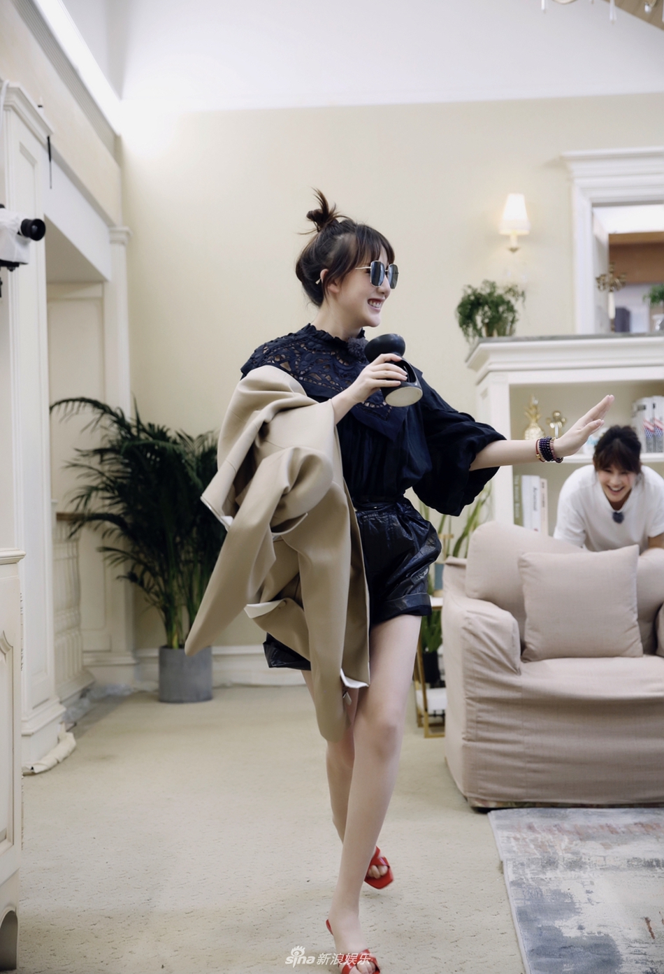 组图:陈燃造型秀!孕妈马剑越脚踩细高跟挑战东北二人转