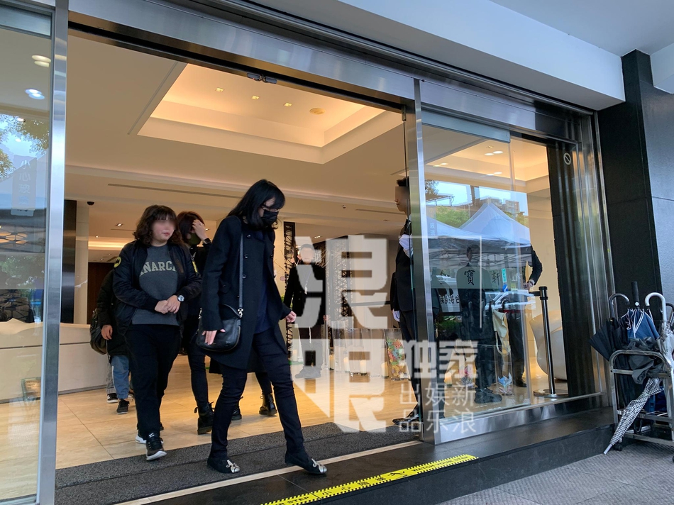 组图:高以翔灵堂开放悼念 上百粉丝泪眼送別偶像令人动容