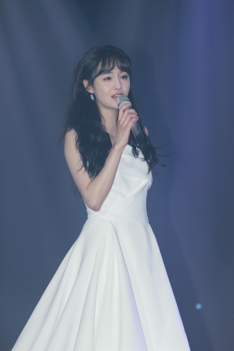 组图郑爽生日会造型盘点卡通牛仔套装减龄白色连衣裙仙气足