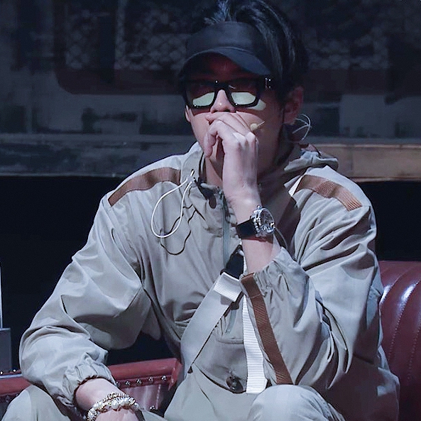 组图:吴亦凡卡其色连体工装引领时尚潮流 眼镜遮阳帽潮范十足