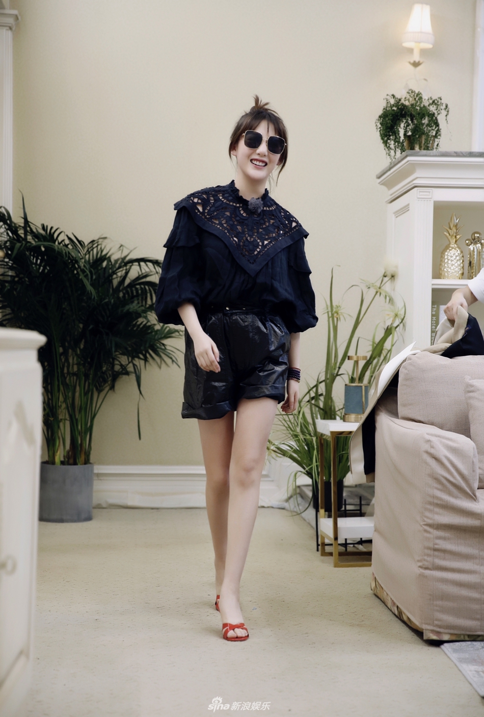 组图:陈燃造型秀!孕妈马剑越脚踩细高跟挑战东北二人转