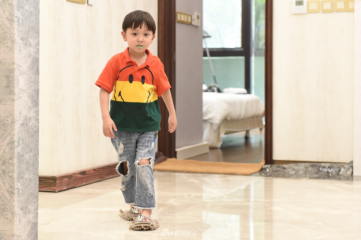 组图:邓莎大麟子独家探班 母子二人亲密合影画面温馨