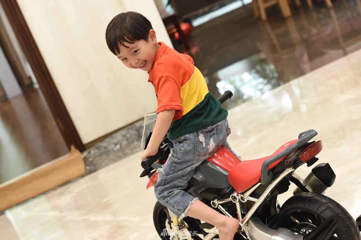 组图:邓莎大麟子独家探班 母子二人亲密合影画面温馨