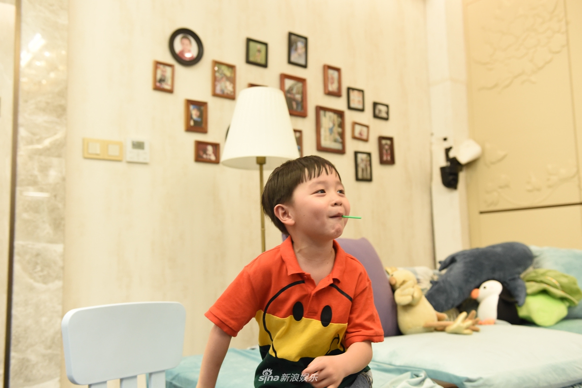 组图:邓莎大麟子独家探班 母子二人亲密合影画面温馨