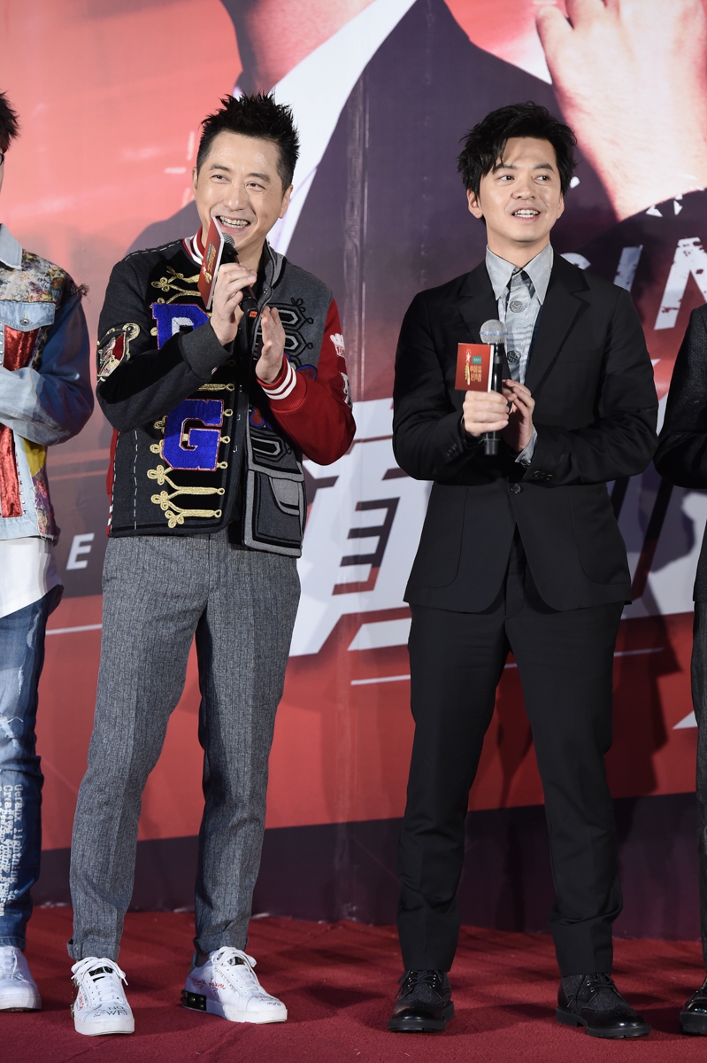 组图:《好声音》哈林拭汗谢霆锋脱大衣 周杰伦穿花色貂皮抢奖杯