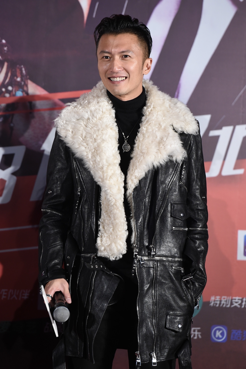 组图:《好声音》哈林拭汗谢霆锋脱大衣 周杰伦穿花色貂皮抢奖杯