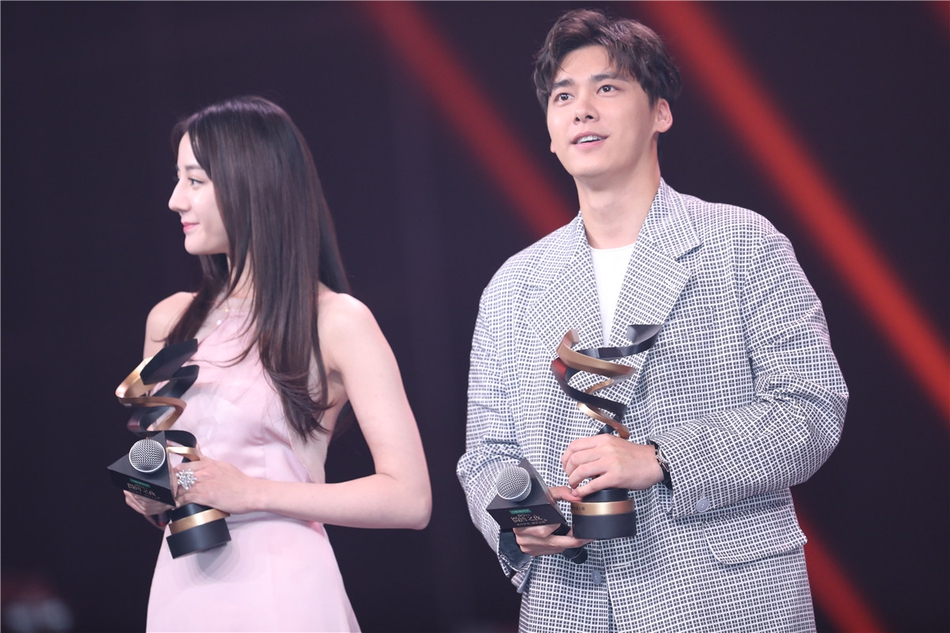 组图:2018新浪微博之夜现场 李易峰迪丽热巴获微博年度热度人物