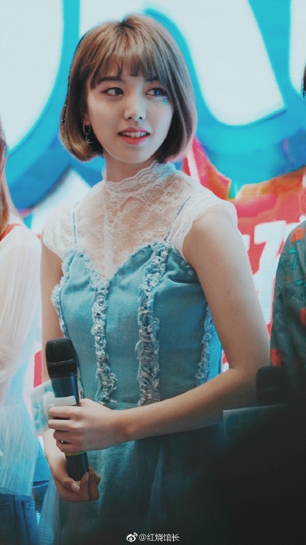 组图:101学员刘人语蕾丝绣花裙甜美现身 低头浅笑超迷人