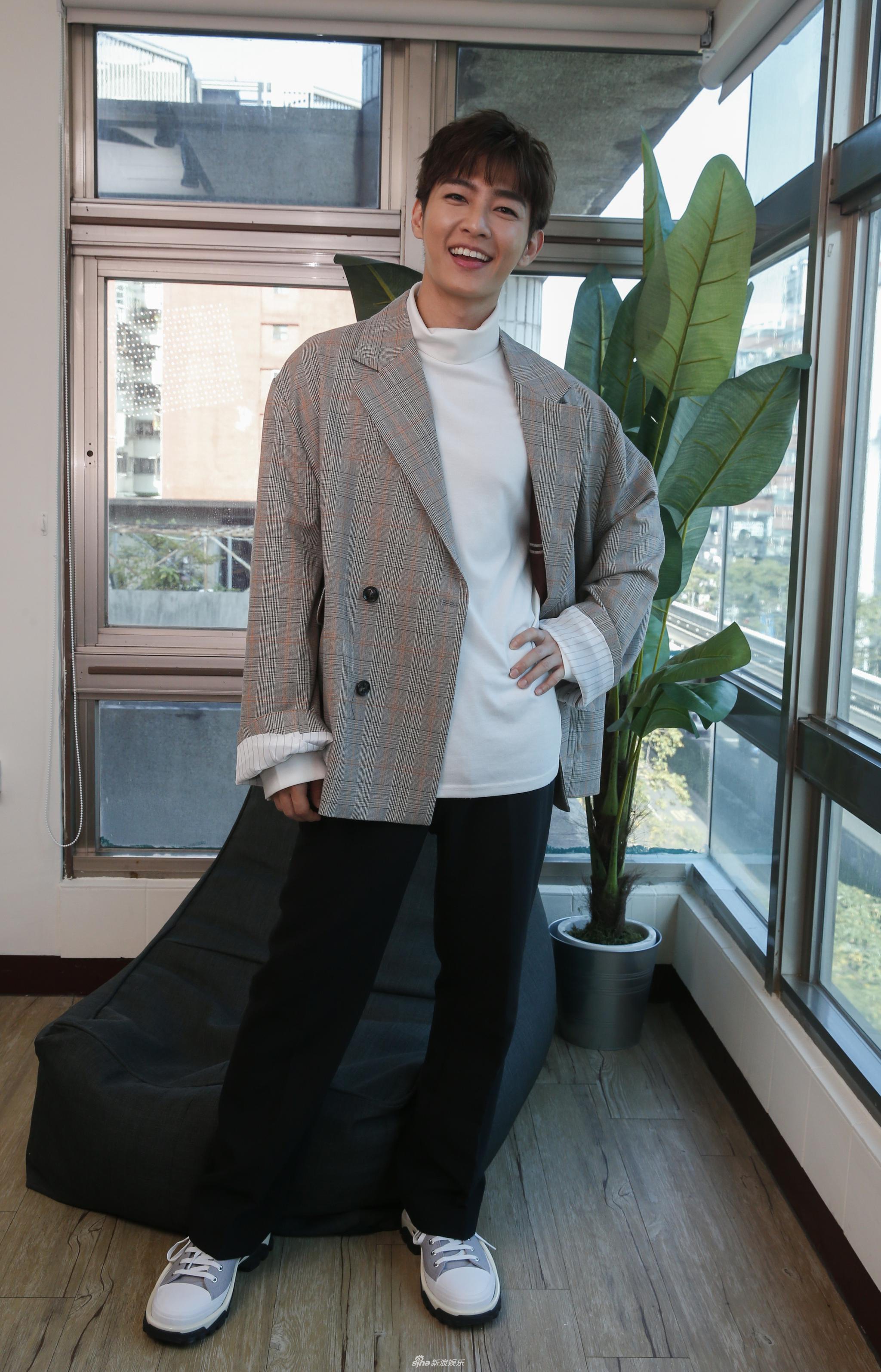 组图:炎亚纶穿高领衫搭西装帅气有型 笑容灿烂阳光魅力藏不住