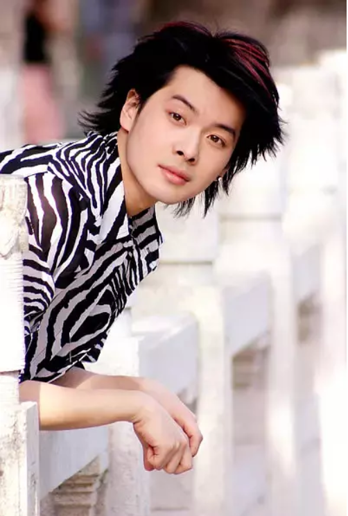 组图:徐海乔旧照曝光被疑整容?扮贾宝玉目光灼灼和妈妈超像