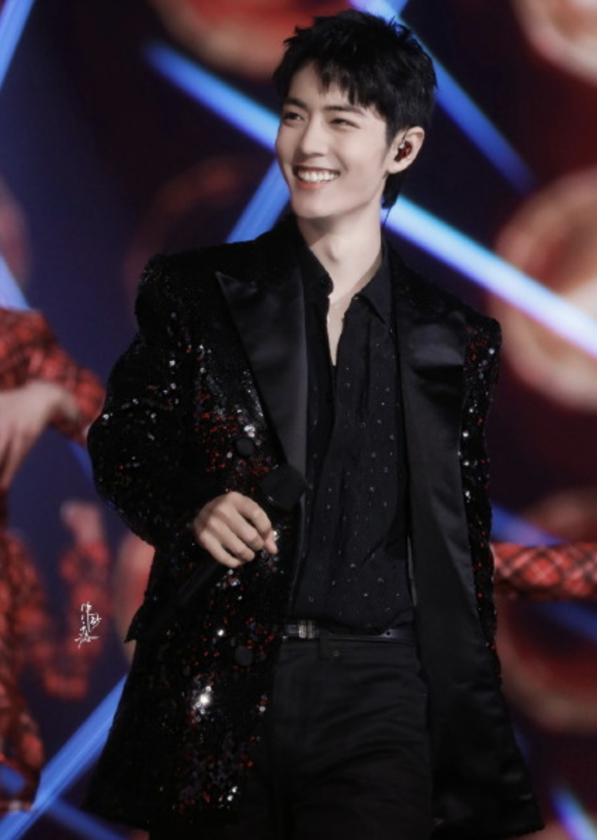 组图:肖战晚会三首连唱全开麦超稳 望2021年每人健康顺利