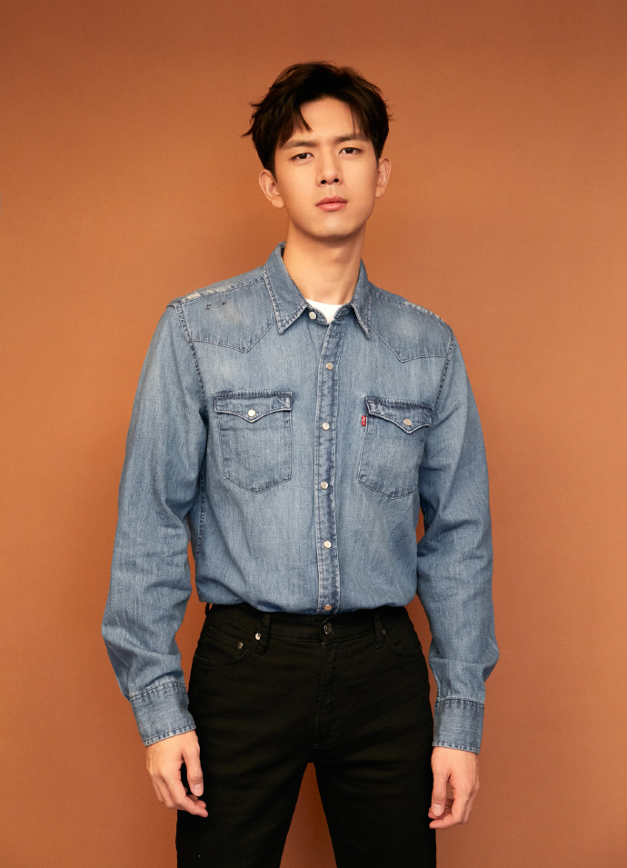 组图:李现牛仔衬衣搭黑裤青春简约 对镜憨笑q萌可爱