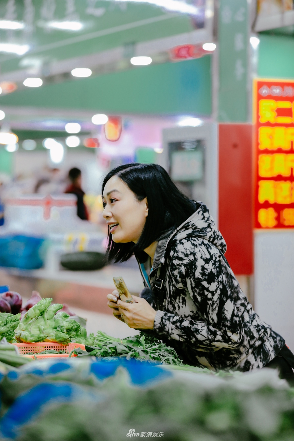 组图:蔡少芬买菜利落熟练 钟丽缇胳膊夹甘蔗霸气外露