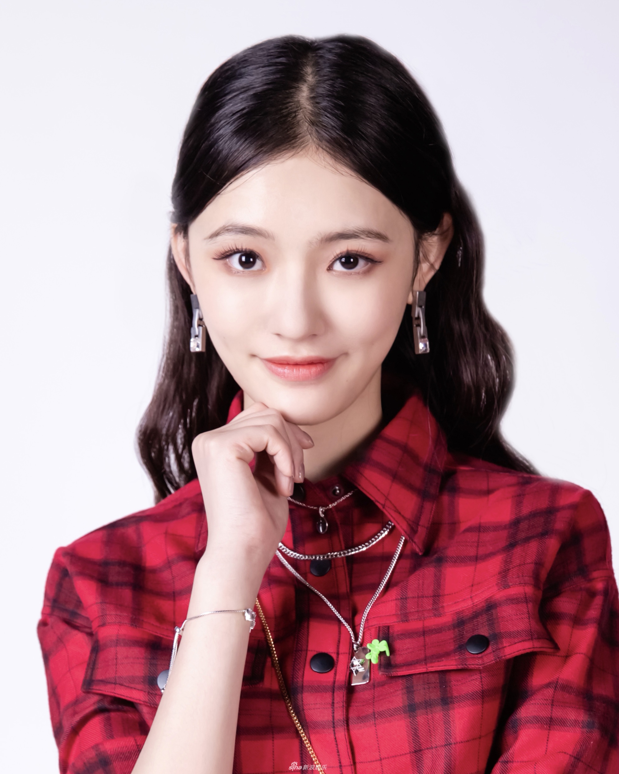 组图:林允红色格纹衬衣裙显好身材 金属拉链耳环演绎冬日酷girl