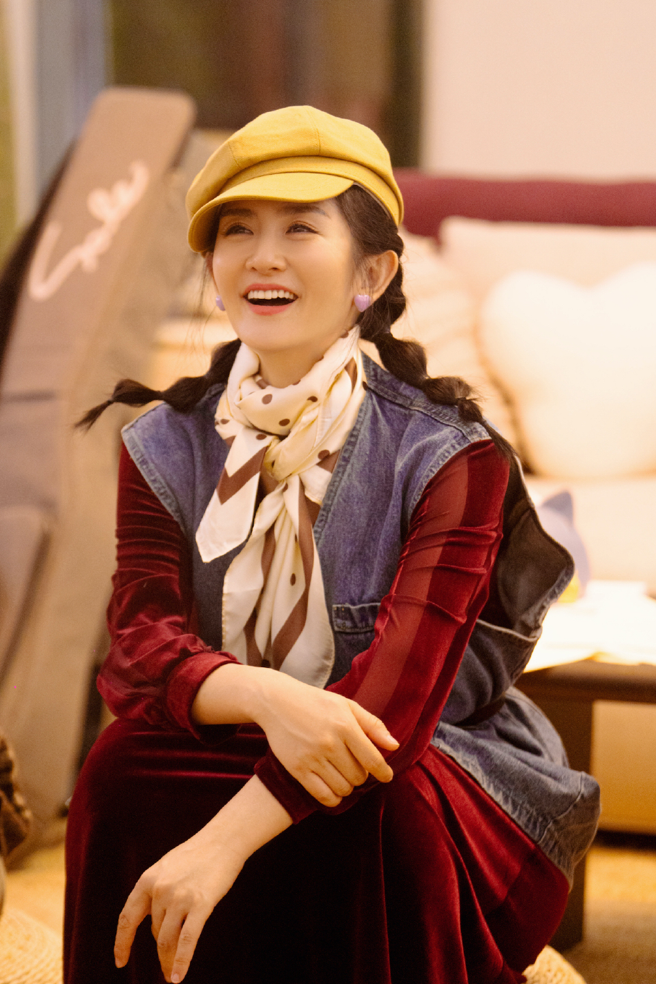 组图：《朋友请听好2》马栏坡大秀开场袁咏仪花棉袄造型亮眼第2张图片