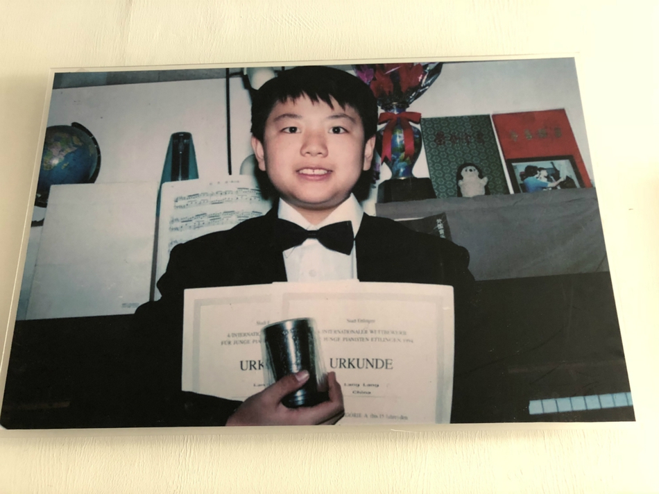 组图:郎朗童年旧照曝光 戴爷爷墨镜咧嘴笑拍照姿势独特