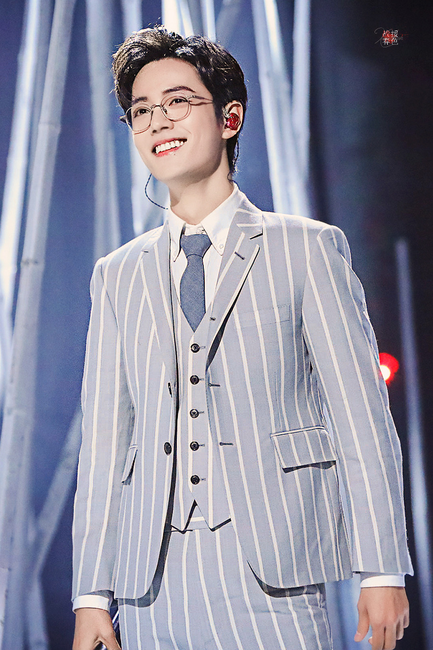 组图:肖战条纹西装搭白球鞋青春帅气 金丝眼镜文艺范十足