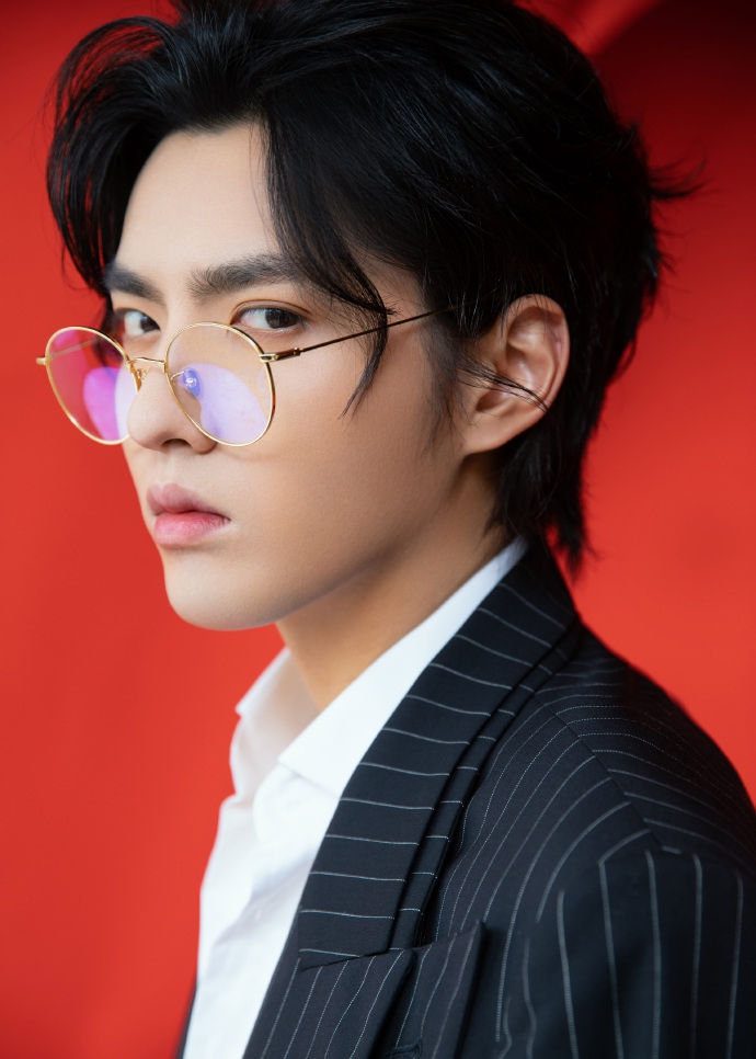 组图:吴亦凡黑色条纹西装利落帅气 搭配金丝眼镜贵气十足