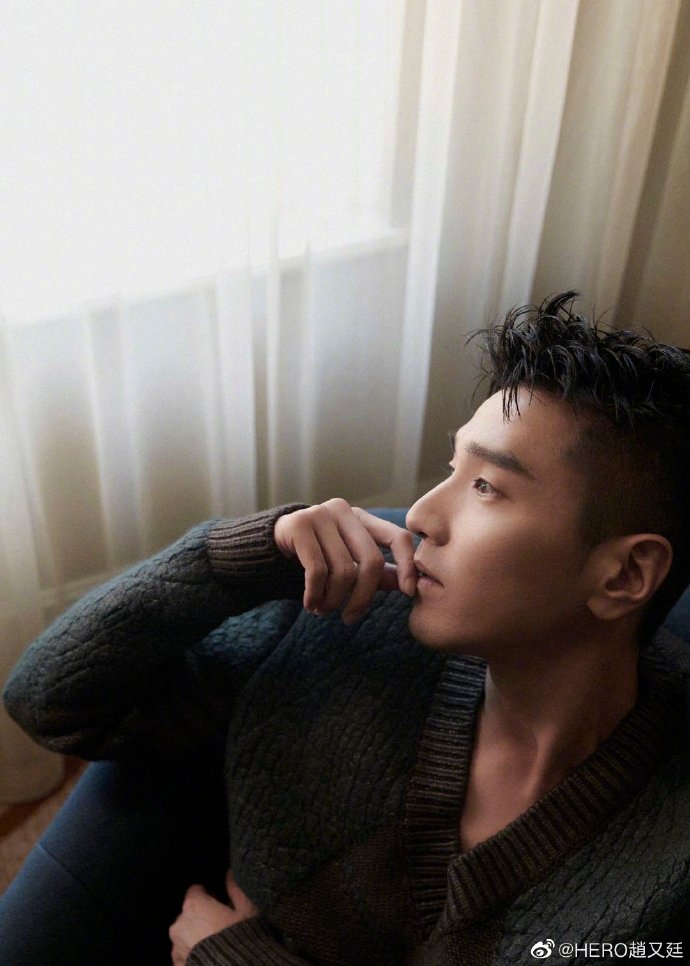 组图:赵又廷v领针织衣尽显型男魅力 低头沉思露剑眉星目氛围感足