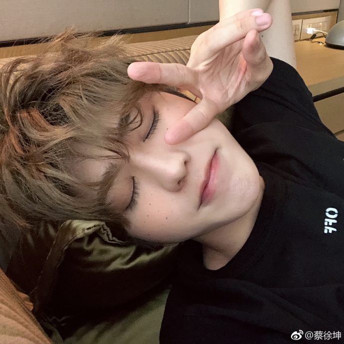 组图:蔡徐坤微博晒自拍称来交作业了 小卷毛搭雀斑妆时尚可爱