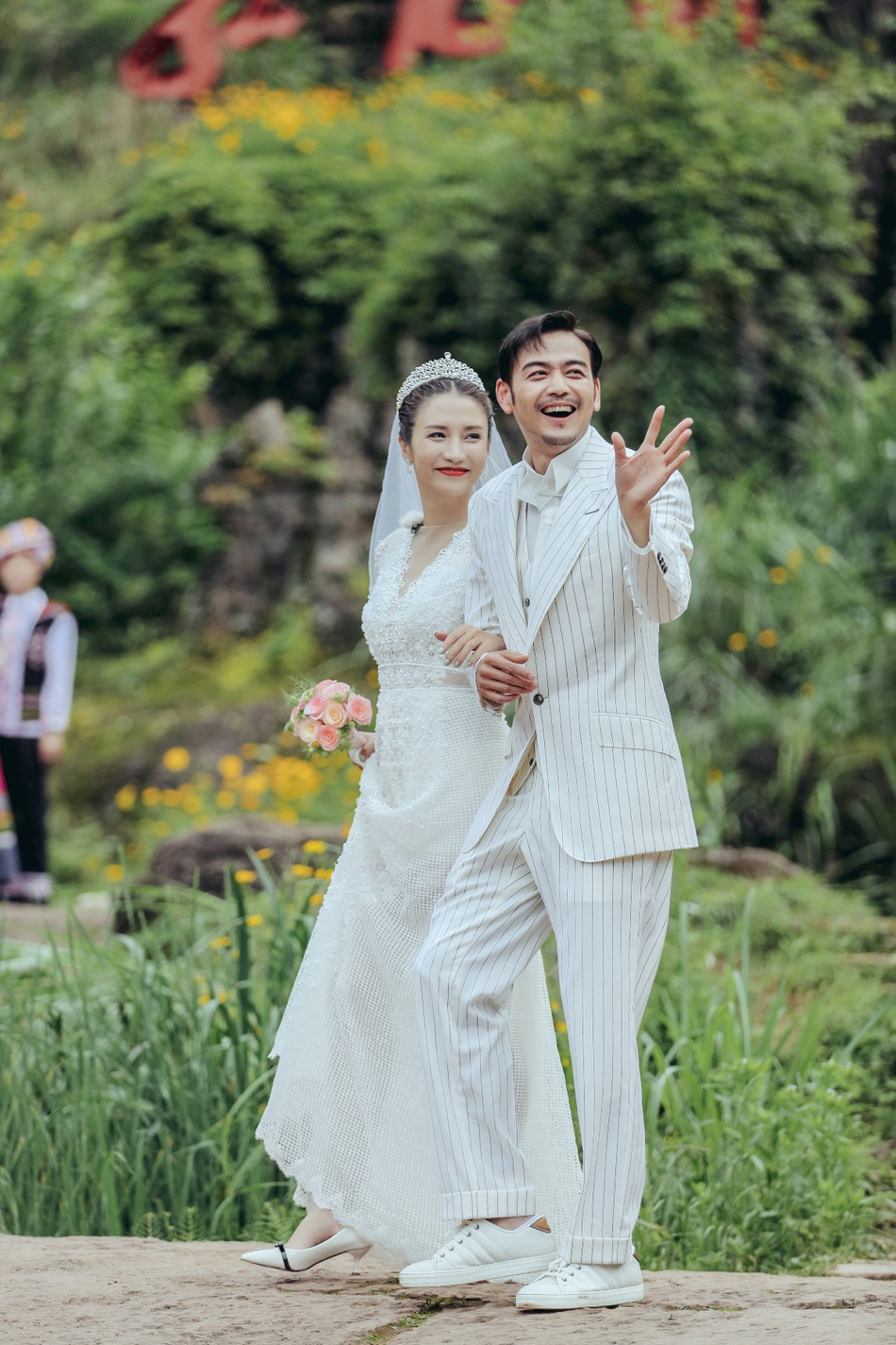 组图:婚礼重现!蔡少芬婚纱运动鞋被公主抱 袁成杰夫妇搞怪逗趣