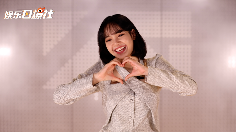 组图:lisa直言想念中国及粉丝 对镜比心做表情包笑容甜美_高清图集