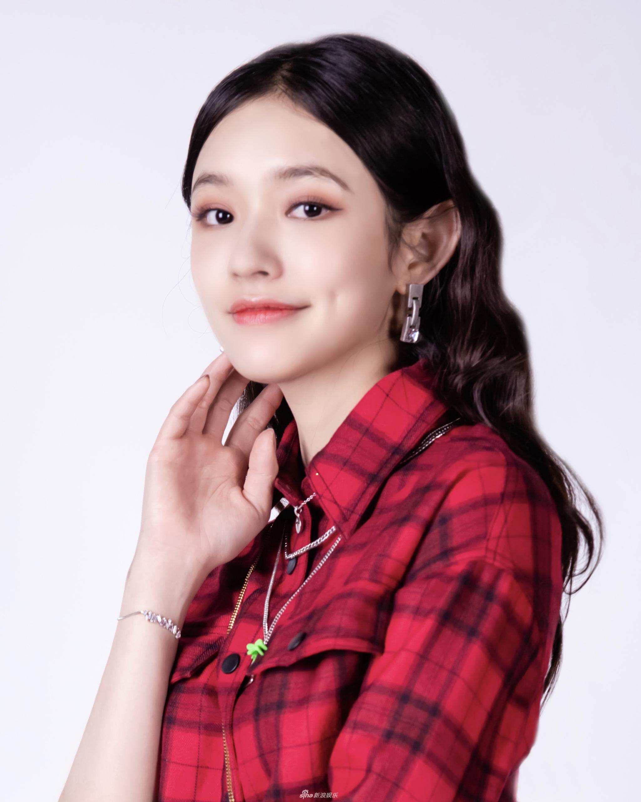 组图:林允红色格纹衬衣裙显好身材 金属拉链耳环演绎冬日酷girl