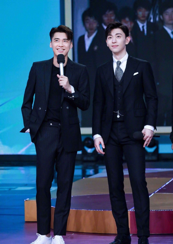 组图:李易峰邓伦穿黑色西装同台 当休闲风碰上正式风谁赢了?