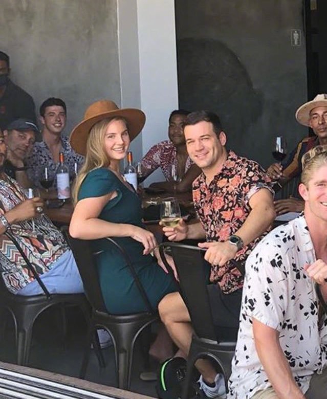 组图:新恋情曝光!打雷姐带男友和姐妹聚餐 两人牵手搂肩超甜